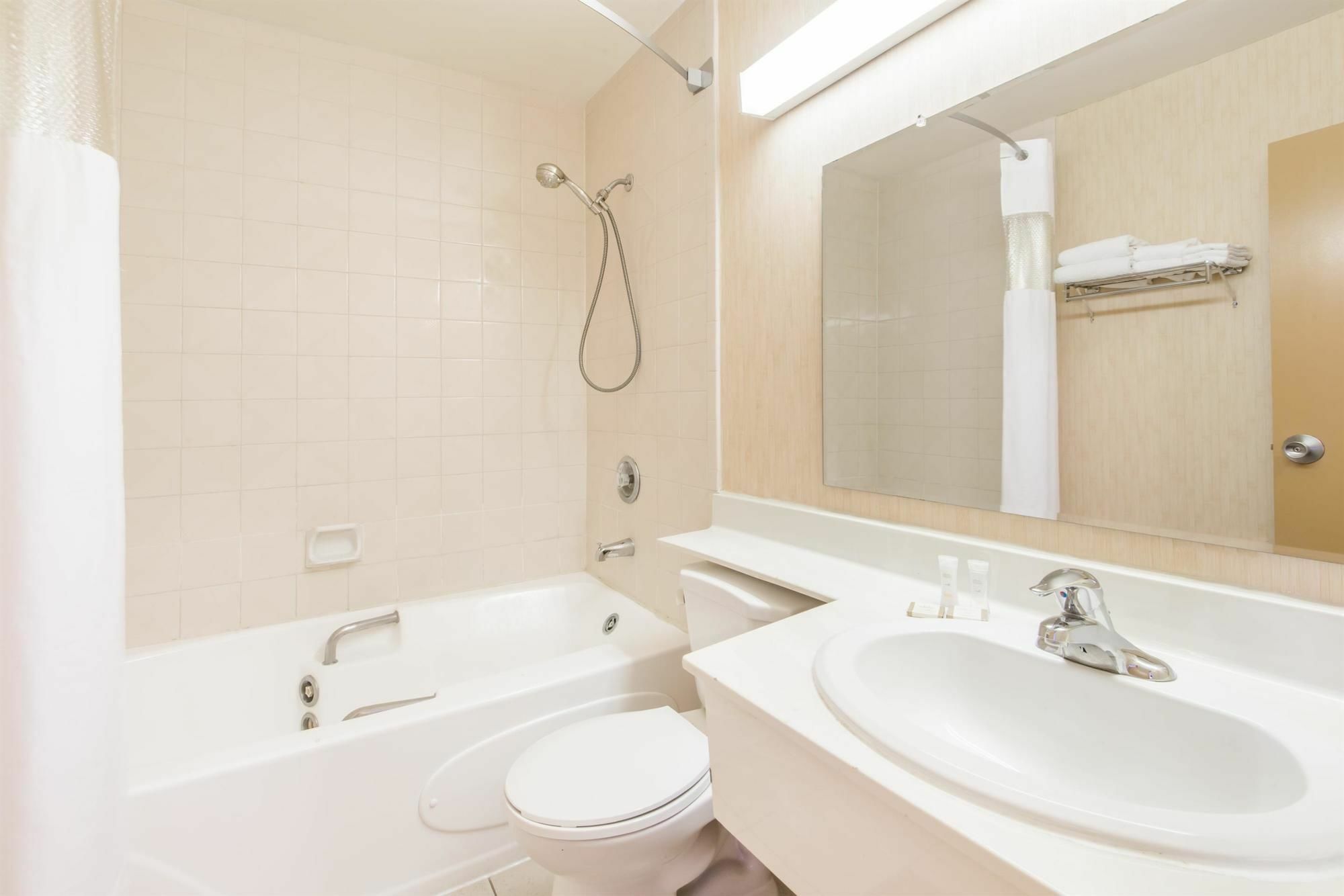 Howard Johnson By Wyndham Kitchener Conestoga מראה חיצוני תמונה