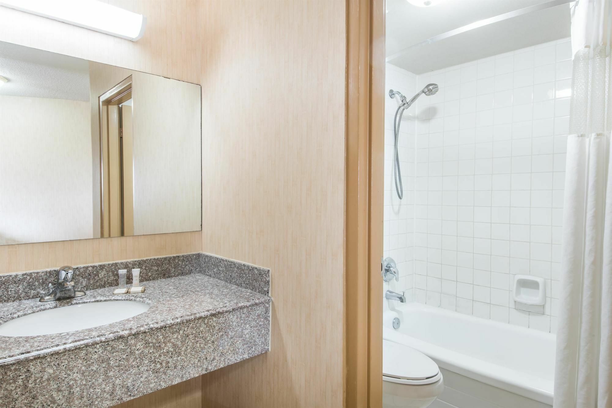Howard Johnson By Wyndham Kitchener Conestoga מראה חיצוני תמונה